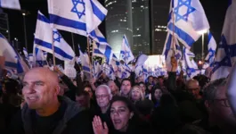 Os manifestantes também seguravam uma enorme bandeira na qual o premiê é retratado como um faraó.