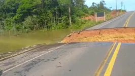 O KM 40 da PA-252 se partiu ao meio após as fortes chuvas.