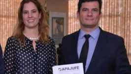 A juíza Gabriela Hardt ao lado de Sergio Moro (União -PR)