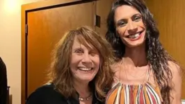 A atriz Renata Sorrah ao lado de Renata Carvalho, atriz trans e ativista que está à frente do espetáculo "Manifesto Transpofágico"