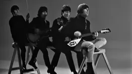 Os integrantes dos "The Beatles" no clipe "Help!"