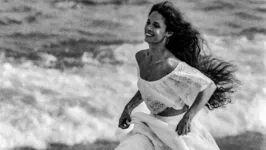 A atriz durante as gravações do filme "Luar sobre Parador" (1988), de Paul Mazursky, na praia do Rio Vermelho, em Salvador