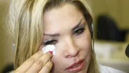 Veronica Costa chorando depois de prestar depoimento, em fevereiro de 2011, logo após o ex denunciá-la