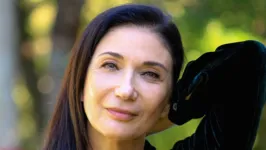 Zizi Possi está completando 67 anos