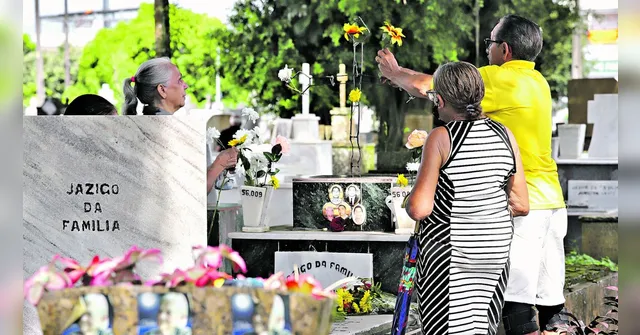 Imagem ilustrativa da notícia Em cemitério, muita saudade das mães que já morreram