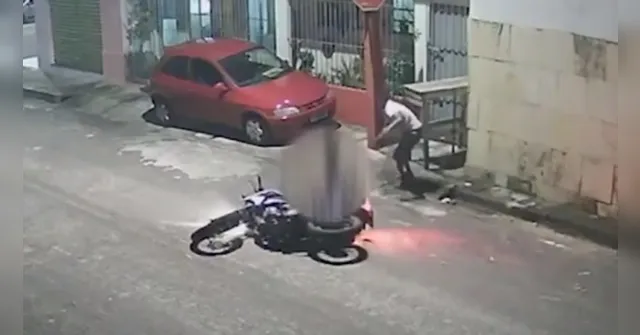 Imagem ilustrativa da notícia Vídeo: mulher é empurrada ao ter moto roubada na Pedreira
