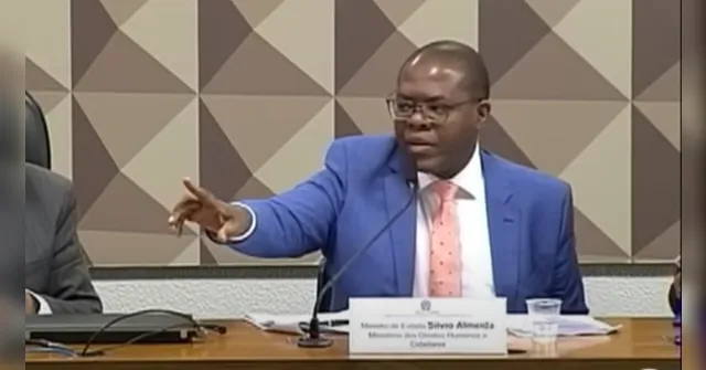 Imagem ilustrativa da notícia Vídeo: Girão tenta entregar feto falso a Silvio Almeida