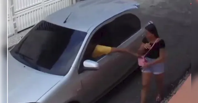 Imagem ilustrativa da notícia Vídeo: assaltante puxa bolsa da vítima de dentro do carro