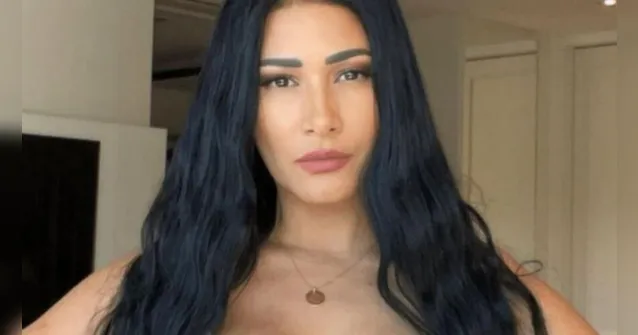 Imagem ilustrativa da notícia Corpão! Simaria sensualiza com abertura ousada de vestido
