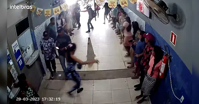 Imagem ilustrativa da notícia Vídeo: Bandidos invadem lotérica e roubam R$ 22 mil 