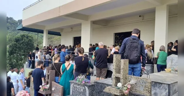 Imagem ilustrativa da notícia Blumenau: corpos de crianças são enterrados sob aplausos