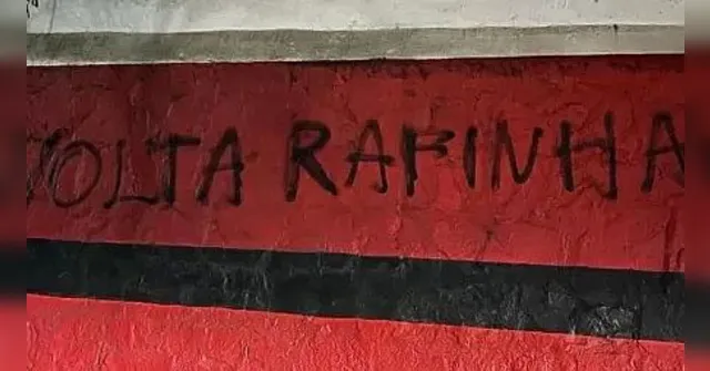 Imagem ilustrativa da notícia Muros da Gávea são pichados com pedido de volta de Rafinha