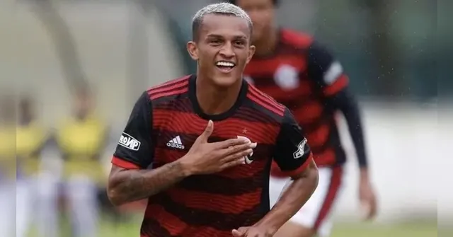 Imagem ilustrativa da notícia Descoberto por ídolo do clube, lateral do Fla ganhava R$ 150