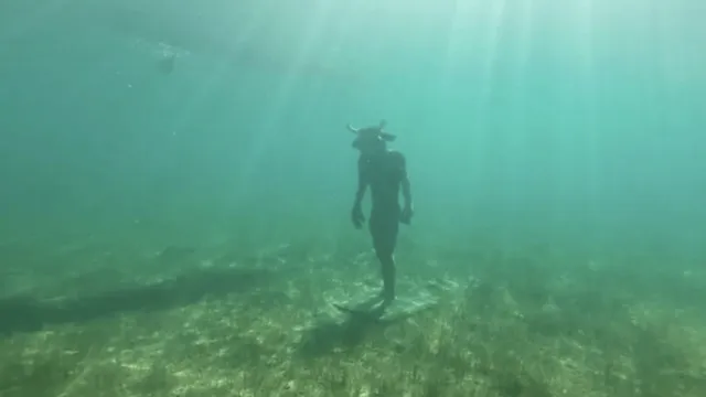 Imagem ilustrativa da notícia Vídeo: estátua de Minotauro é achada submersa na Patagônia