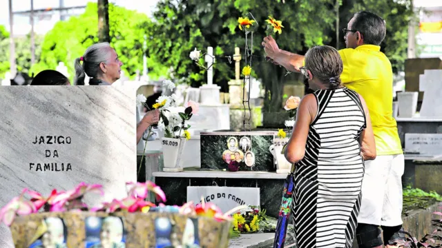 Imagem ilustrativa da notícia Em cemitério, muita saudade das mães que já morreram