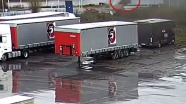 Imagem ilustrativa da notícia Vídeo: jogador perde o controle do carro e invade ginásio