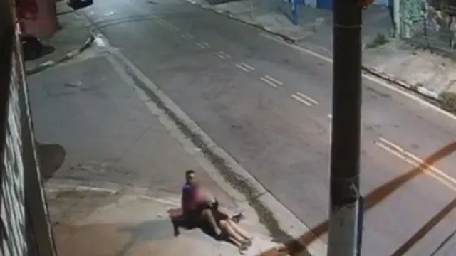 Imagem ilustrativa da notícia Vídeo: Bíblia salva mulher de ser esfaqueada em SP