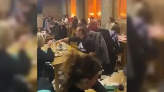 Imagem ilustrativa da notícia Clientes comem em meio a incêndio de restaurante na França 