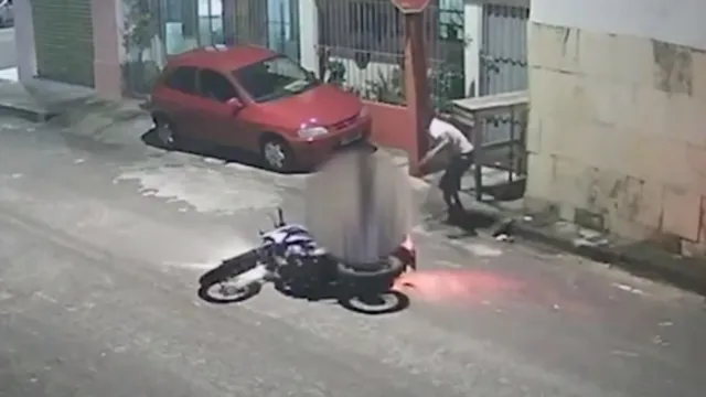 Imagem ilustrativa da notícia Vídeo: mulher é empurrada ao ter moto roubada na Pedreira