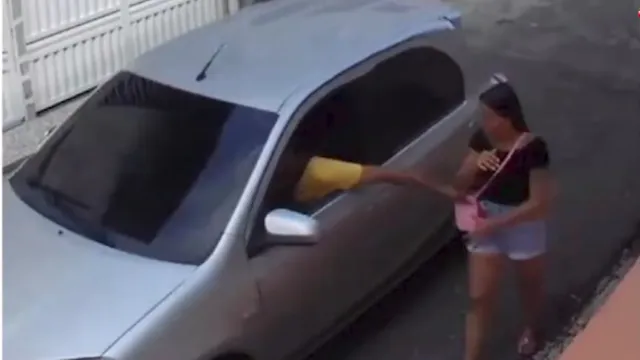 Imagem ilustrativa da notícia Vídeo: assaltante puxa bolsa da vítima de dentro do carro