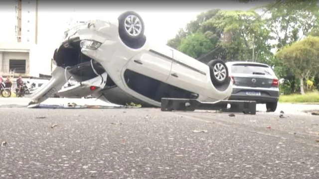 Imagem ilustrativa da notícia Vídeo: Acidente entre 3 veículos faz carro capotar no Marco