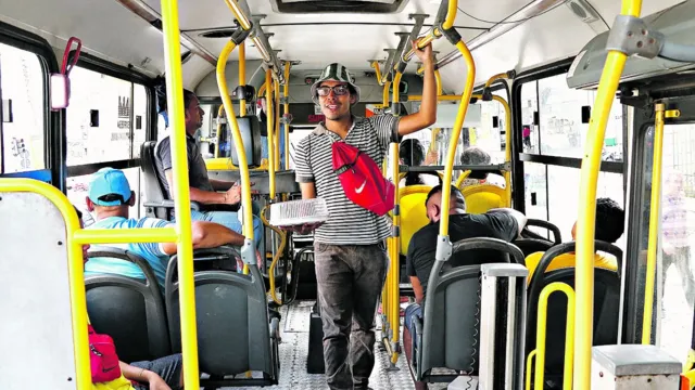 Imagem ilustrativa da notícia O dia a dia de um vendedor nos ônibus