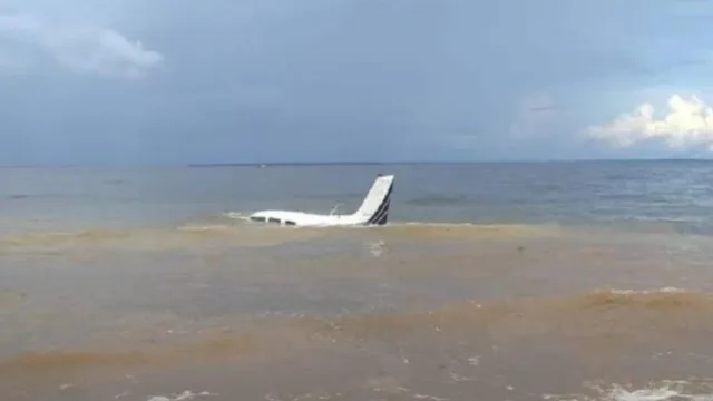 Imagem ilustrativa da notícia Após pane, avião faz pouso forçado no mar do Maranhão