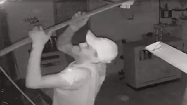 Imagem ilustrativa da notícia Vídeo: ladrão arromba e furta salão de beleza em Belém