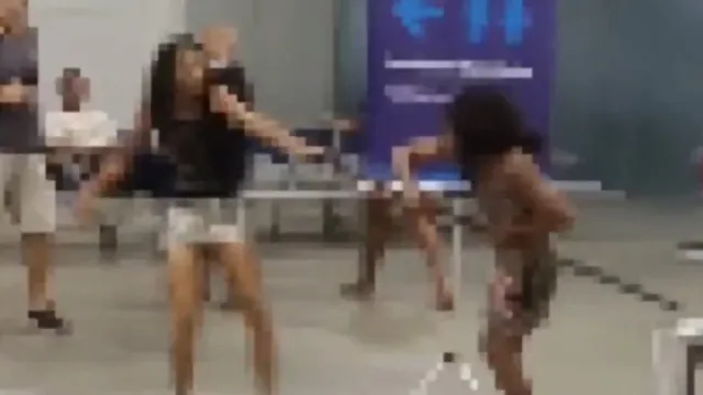 Imagem ilustrativa da notícia Vídeo: mulheres trocam pauladas e pontapés no aeroporto