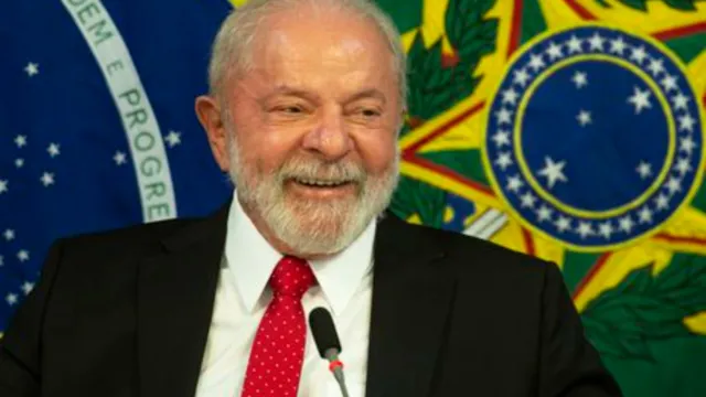 Imagem ilustrativa da notícia Lula deseja “bom dia” em meio a ação contra Bolsonaro 
