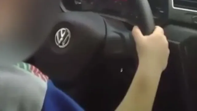 Imagem ilustrativa da notícia Vídeo: criança é gravada dirigindo carro em Cametá