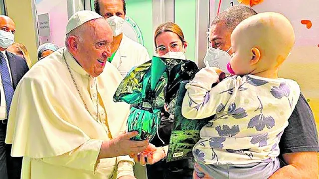 Imagem ilustrativa da notícia Papa dá ovos de Páscoa a crianças em hospital
