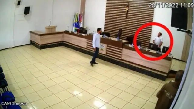 Imagem ilustrativa da notícia Vereador paranaense perde mandato após usar arma na câmara