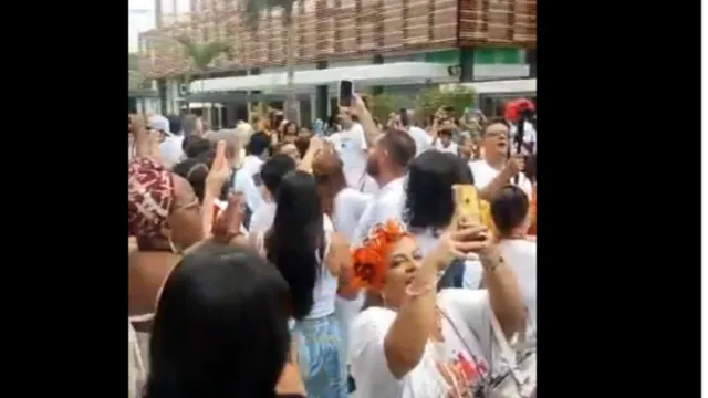 Imagem ilustrativa da notícia Vídeo: Membros de religiões afro cantam pontos em shopping