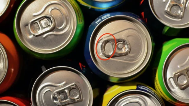 Imagem ilustrativa da notícia Veja para que serve buraco no lacre de latas de refrigerante