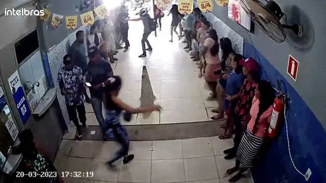 Imagem ilustrativa da notícia Vídeo: Bandidos invadem lotérica e roubam R$ 22 mil 