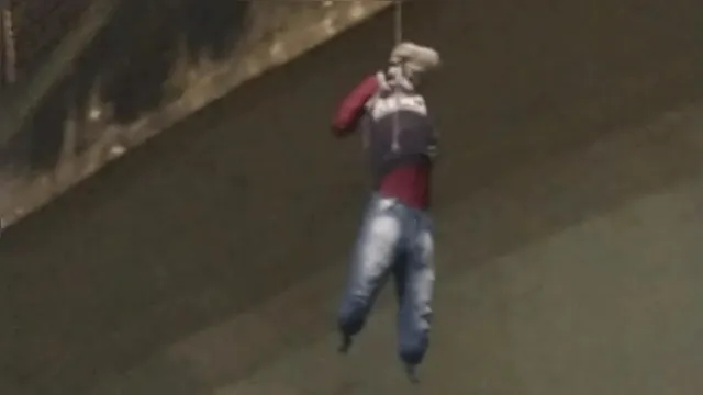 Imagem ilustrativa da notícia Boneco com a camisa do Remo é pendurado em elevado de Belém