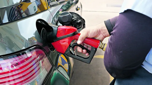 Imagem ilustrativa da notícia Confaz define ICMS de R$ 1,22 para gasolina e etanol anidro