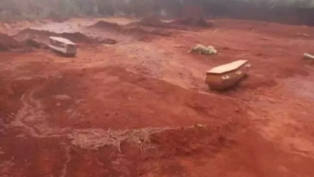 Imagem ilustrativa da notícia Vídeo: chuva retira caixões da cova em cemitério de MG