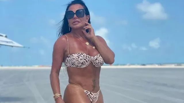 Imagem ilustrativa da notícia Gretchen exibe bumbum GG em praia e é elogiada. Vem ver!