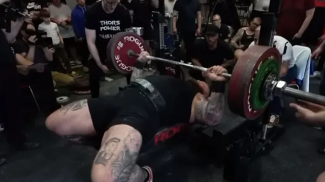 Imagem ilustrativa da notícia Vídeo: lutador rompe ligamento ao levantar 252 kg no supino 