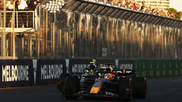 Imagem ilustrativa da notícia Verstappen vence GP da Austrália e se isola na liderança
