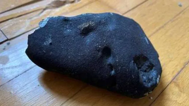 Imagem ilustrativa da notícia Meteorito de bilhões de anos cai e atinge casa nos EUA