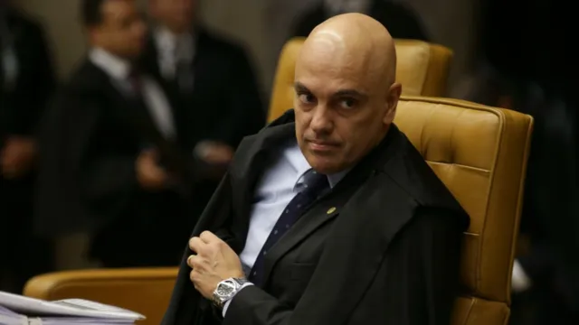 Imagem ilustrativa da notícia Moraes manda apreender armas e passaporte de Bolsonaro