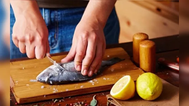 Imagem ilustrativa da notícia Saiba como tirar o pitiú de peixe da cozinha e das mãos