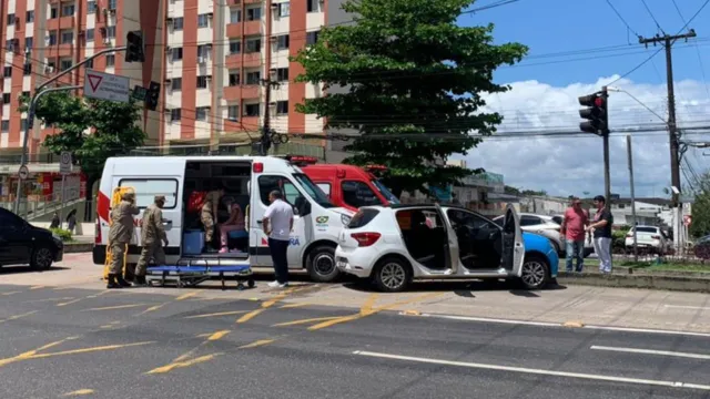 Imagem ilustrativa da notícia Ambulância e carro da Lobo colidem na pista do BRT