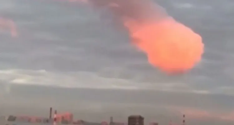 Imagem ilustrativa da notícia Vídeo: 'Bola de fogo' gigante surge no céu da Rússia