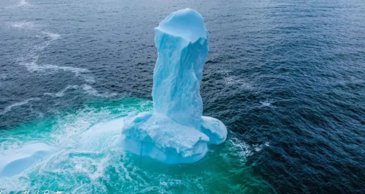Imagem ilustrativa da notícia "Pênis" de gelo gigante é fotografado na costa do Canadá