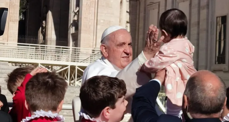 Imagem ilustrativa da notícia Vídeo: Papa abençoa bebê paraense no Vaticano