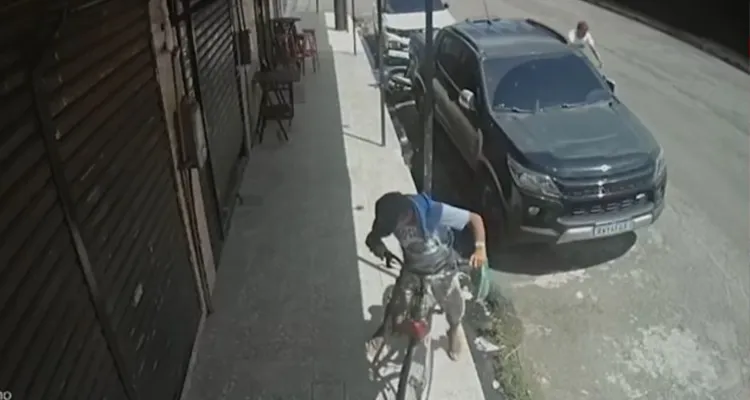 Imagem ilustrativa da notícia Vídeo: câmera flagra homem furtando bicicleta em Ananindeua